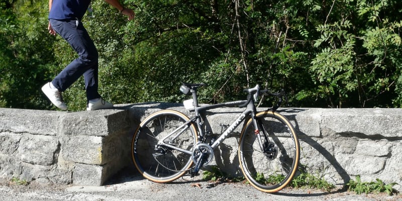 Cyklista Remco Evenepoel má po pádu z mostu během závodu Kolem Lombardie zlomenou pánev a pohmožděné plíce