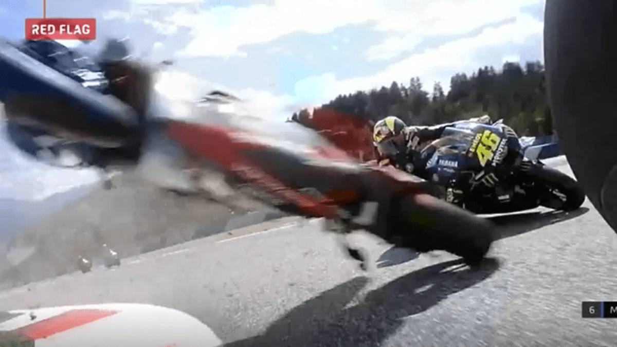 Valentino Rossi se letící motorce vyhnul jen o centimetry (zdroj: Dorna/SNTV)