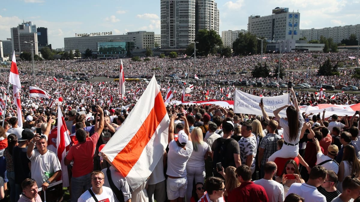 V Minsku proti vládě protestuje až 200 tisíc lidí