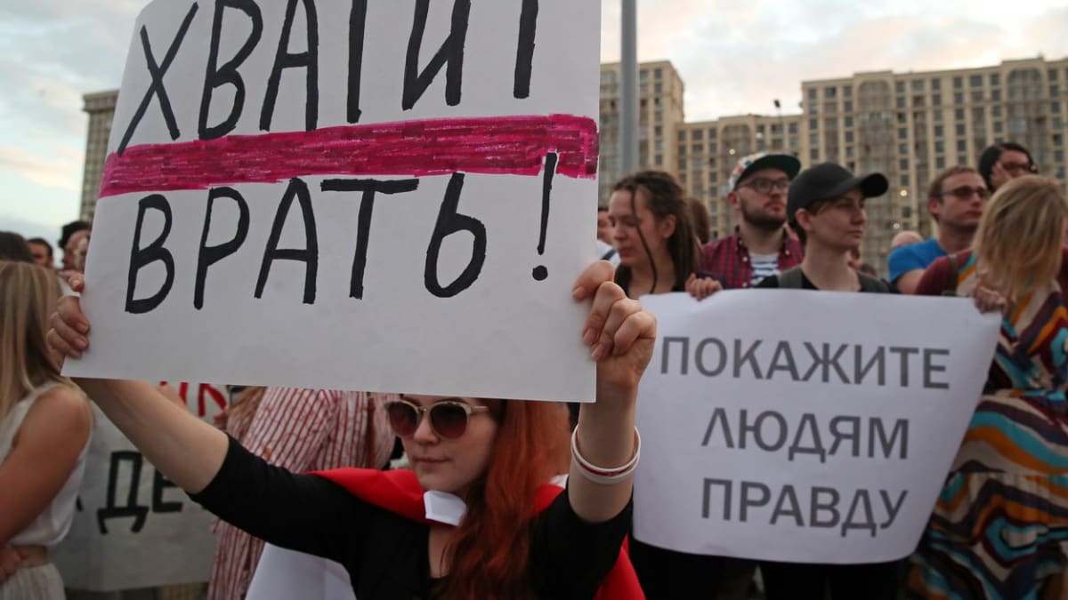 „Přestaňte lhát“, „Ukažte lidem pravdu“ stálo na transparentech demonstrantů před běloruskou státní televizí
