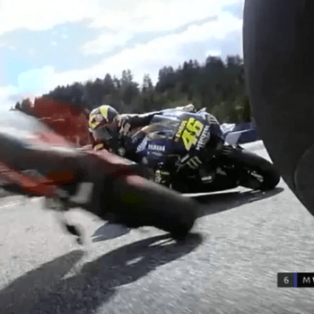 Valentino Rossi se letící motorce vyhnul jen o centimetry (zdroj: Dorna/SNTV)