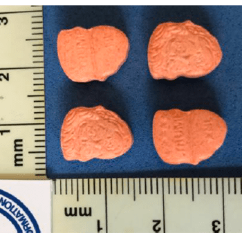 Malé tabletky extáze mají podobu amerického prezidenta Donalda Trumpa.