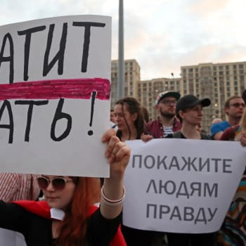„Přestaňte lhát“, „Ukažte lidem pravdu“ stálo na transparentech demonstrantů před běloruskou státní televizí