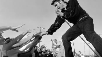 Elvis před 65 lety pobláznil Ameriku svými boky. Hit ale vznikl pro někoho jiného
