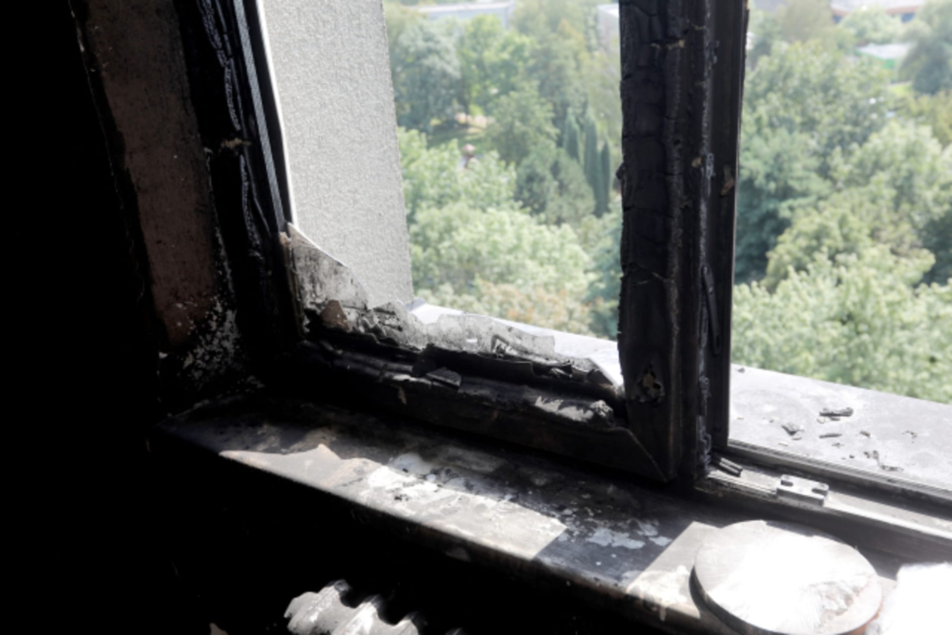 Byt v panelovém domě v Bohumíně zcela zničený požárem