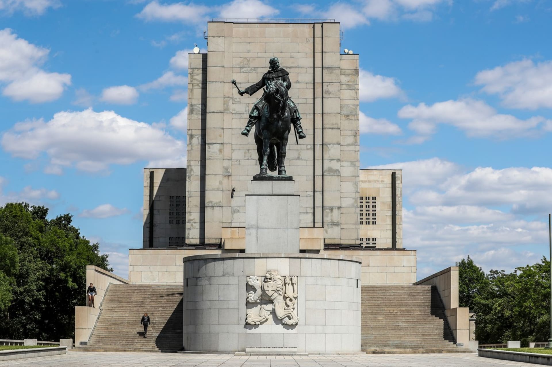 Národní památník na Vítkově doplňuje jedna z největších jezdeckých soch světa.
