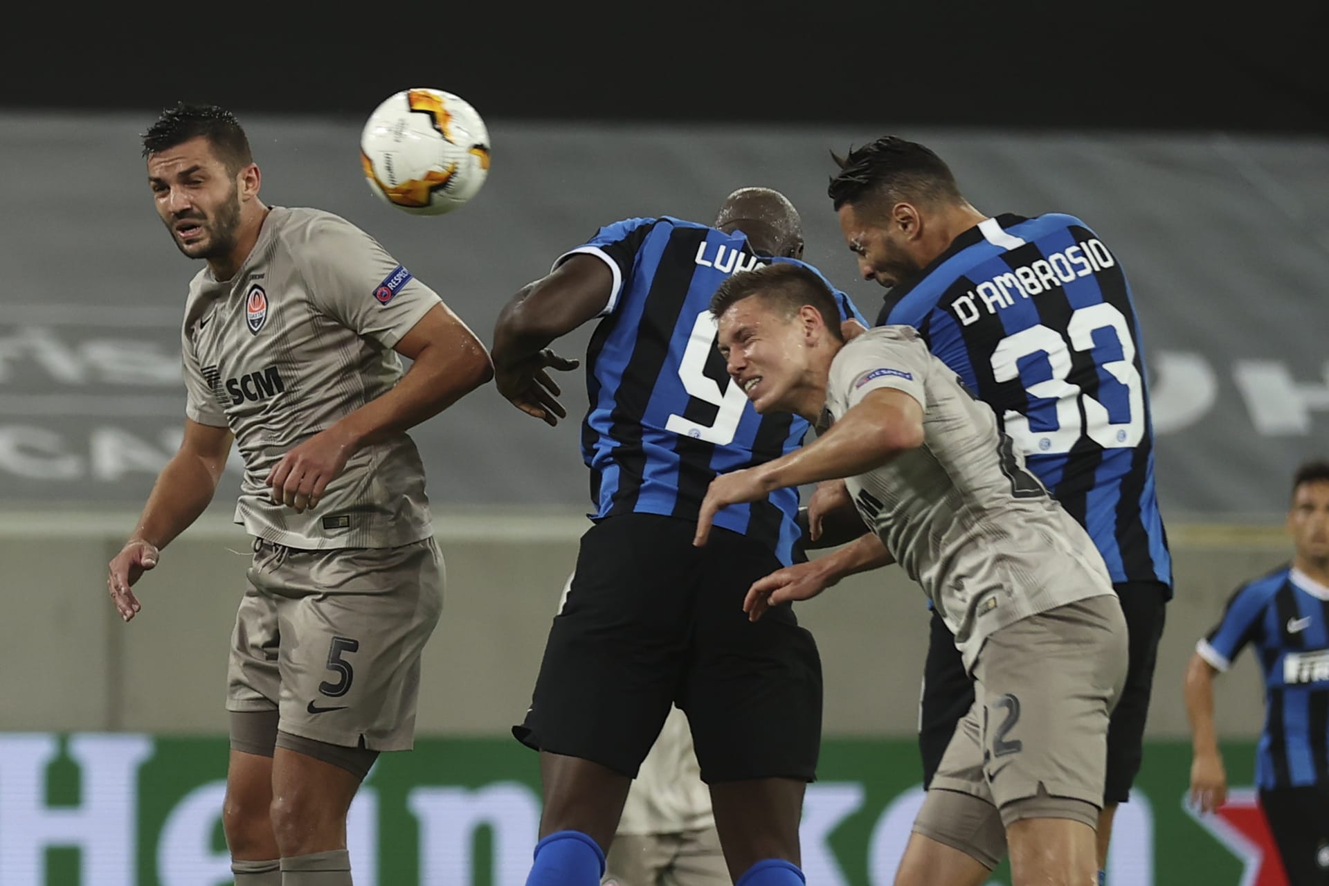 Danilo D'Ambrosio (číslo 33) z Interu Milán střílí hlavou gól do sítě ukrajinského Šachtaru Doněck v semifinále Evropské ligy hraném v německém Düsseldorfu.