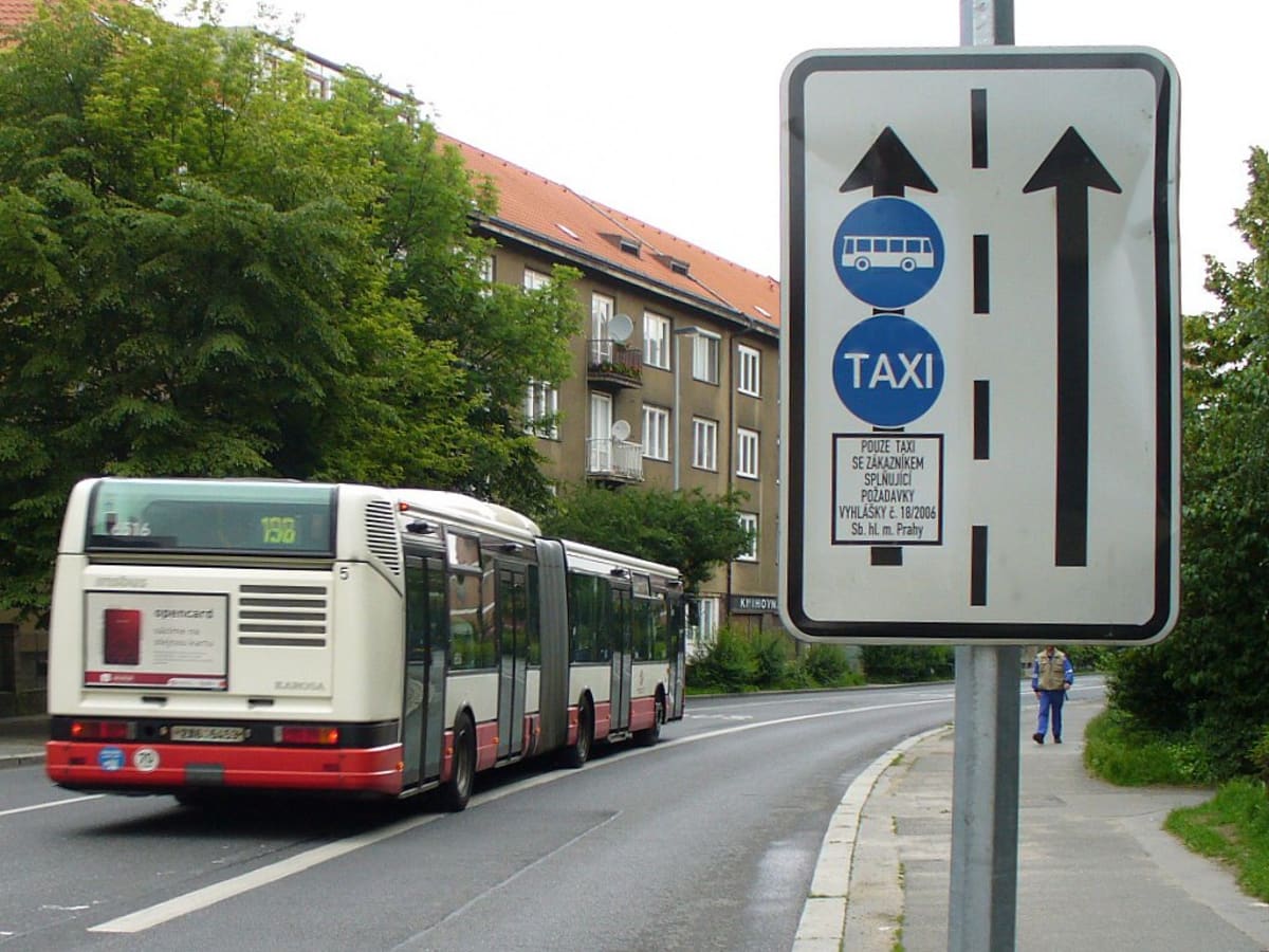 Vyhrazené jízdní pruhy se v Praze objevují na mnoha místech. Ta nejvíce exponovaná budou nově hlídat kamery TSK.
