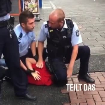 Německý policista zaklekává podezřelého