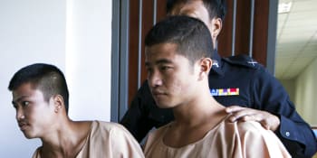 Thajský král zmírnil trest smrti obviněným z vraždy britských turistů 