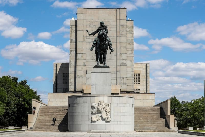 Národní památník na Vítkově doplňuje jedna z největších jezdeckých soch světa.