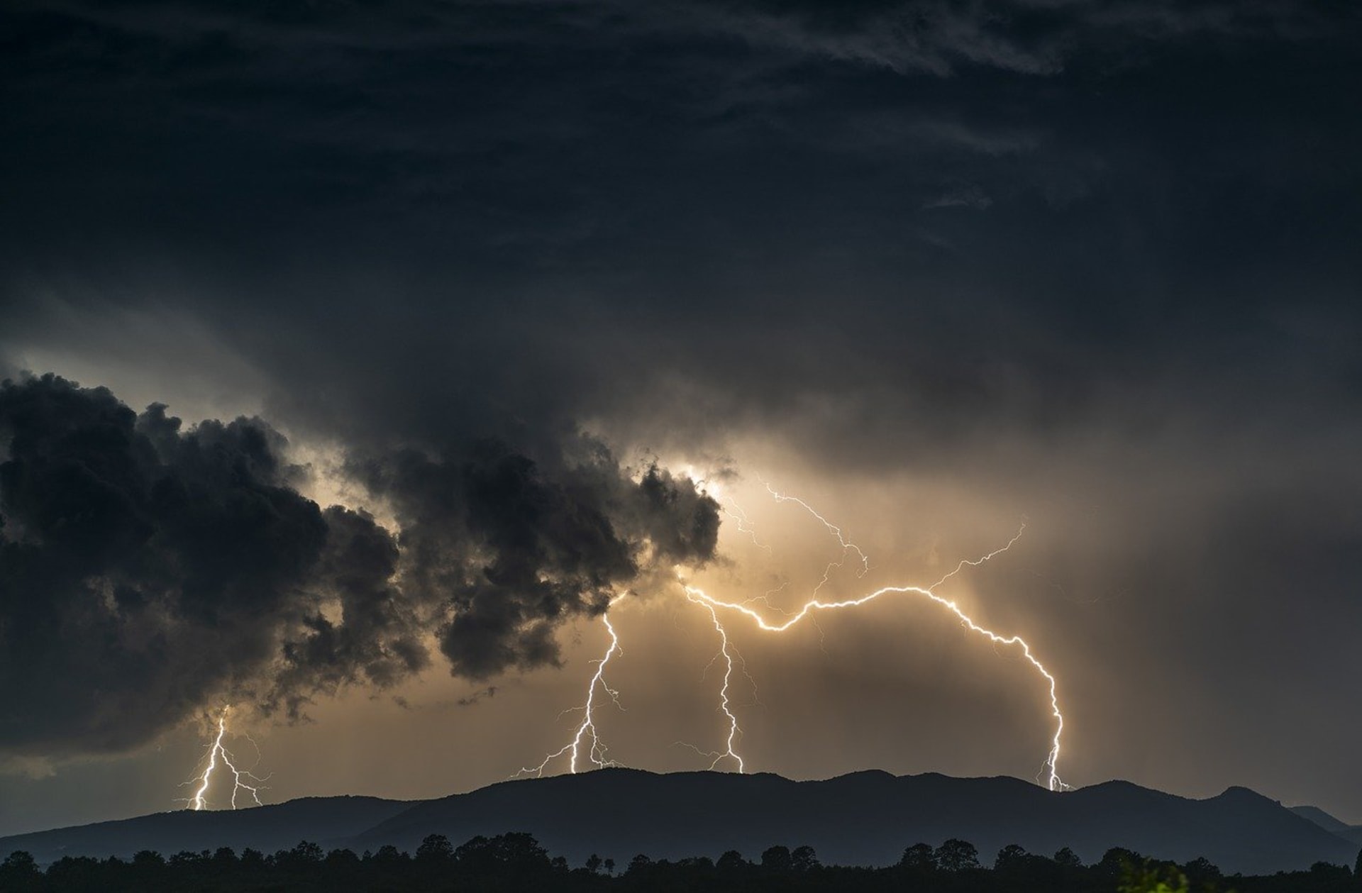 V jihozápadní polovině České republiky v sobotu odpoledne místy udeří bouřky s intenzivním deštěm. (Ilustrační foto)