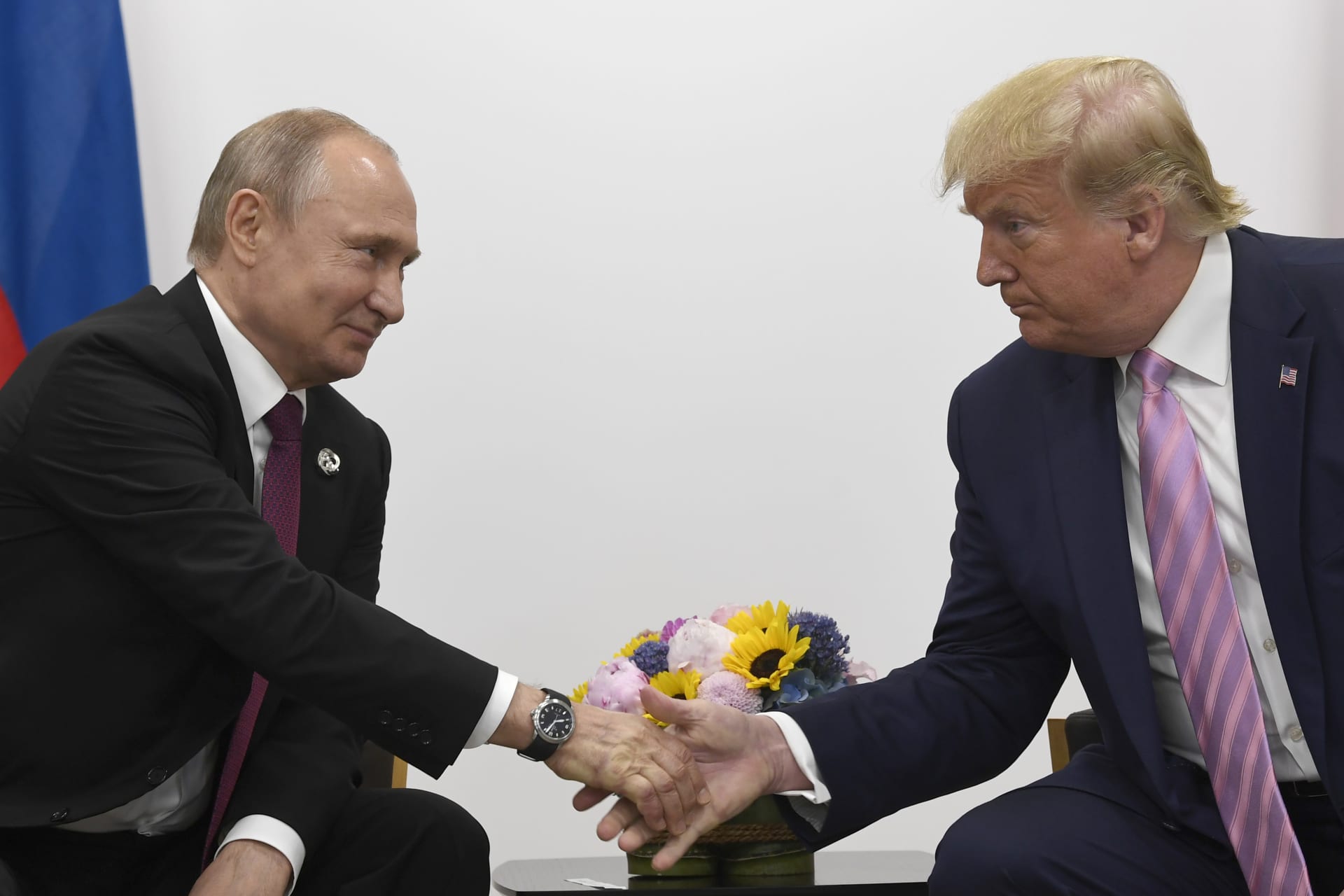 Americký prezident Donald Trump a jeho ruský protějšek Vladimir Putin (vlevo). 