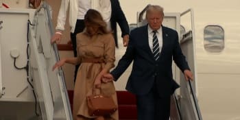 Prezident USA Donald Trump chtěl svoji choť chytit za ruku. Odtrhla se od něj