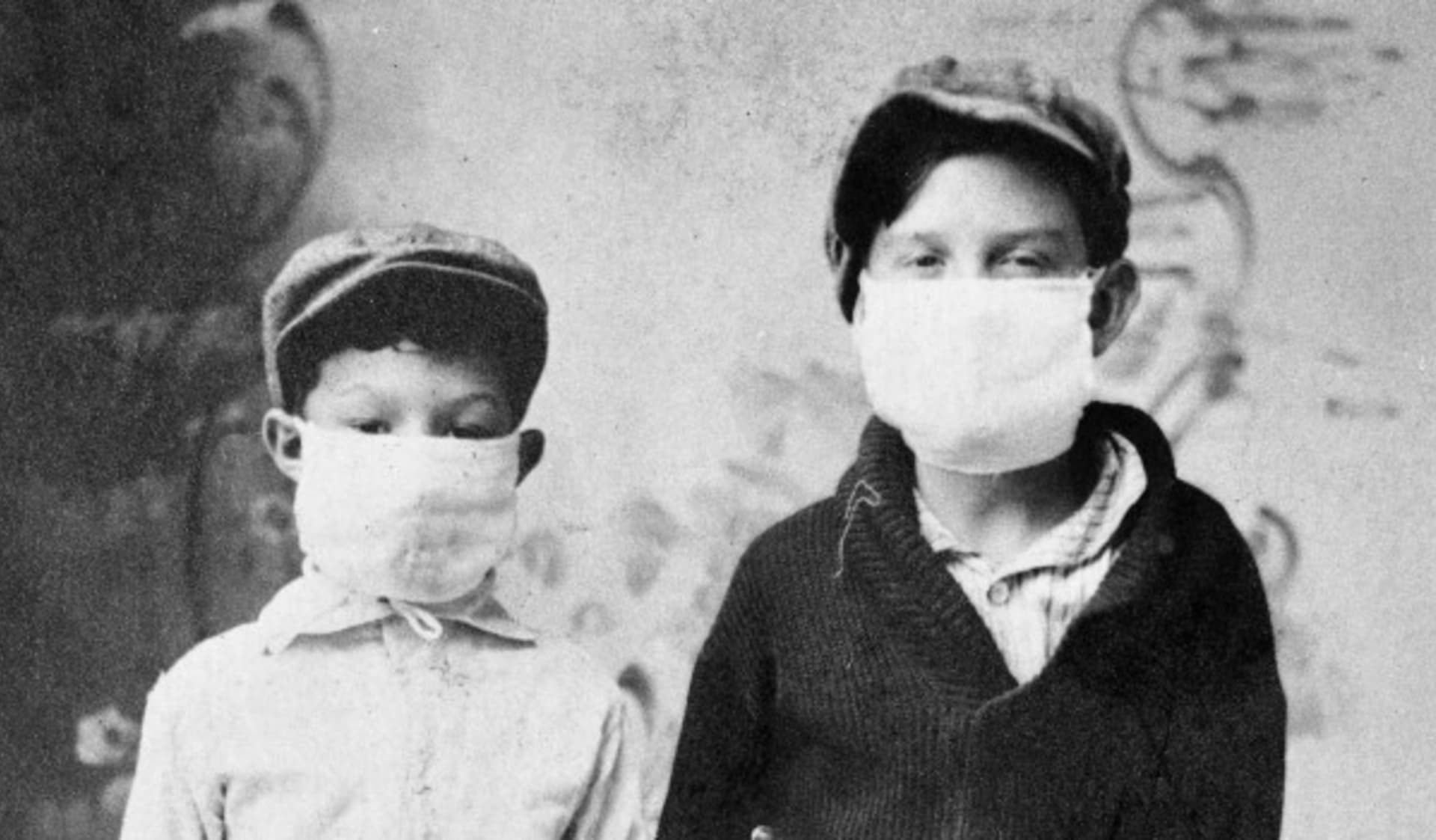 Děti s rouškou během pandemie španělské chřipky v roce 1918