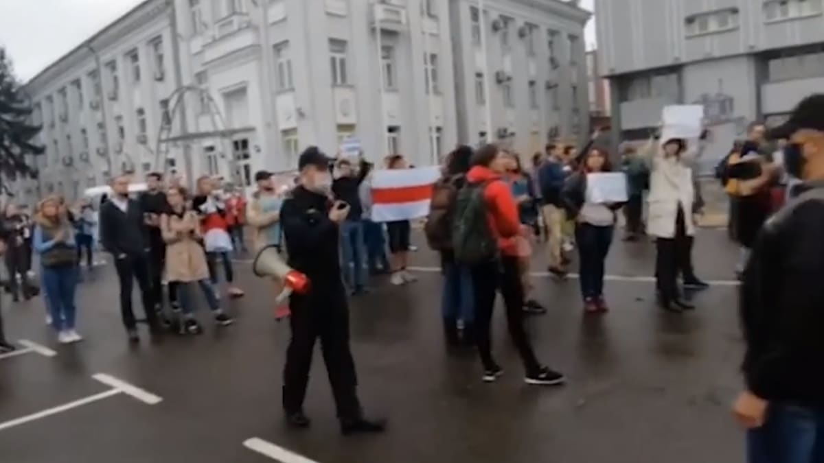 Lidé demonstrují před továrnou v Minsku