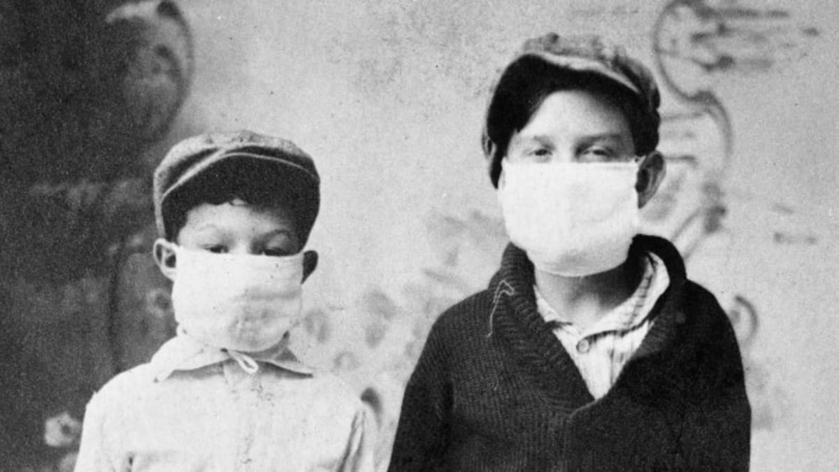 Chlapci v rouškách v době španělské chřipky