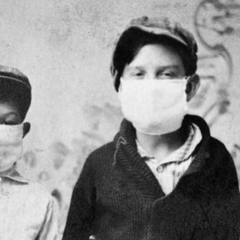 Děti s rouškou během pandemie španělské chřipky v roce 1918
