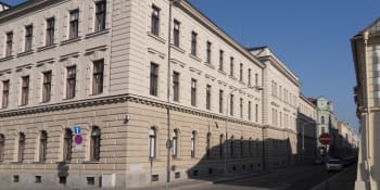 Soud v Plzni osvobodil muže obviněné za usmýkání mladíka za autem v Aši