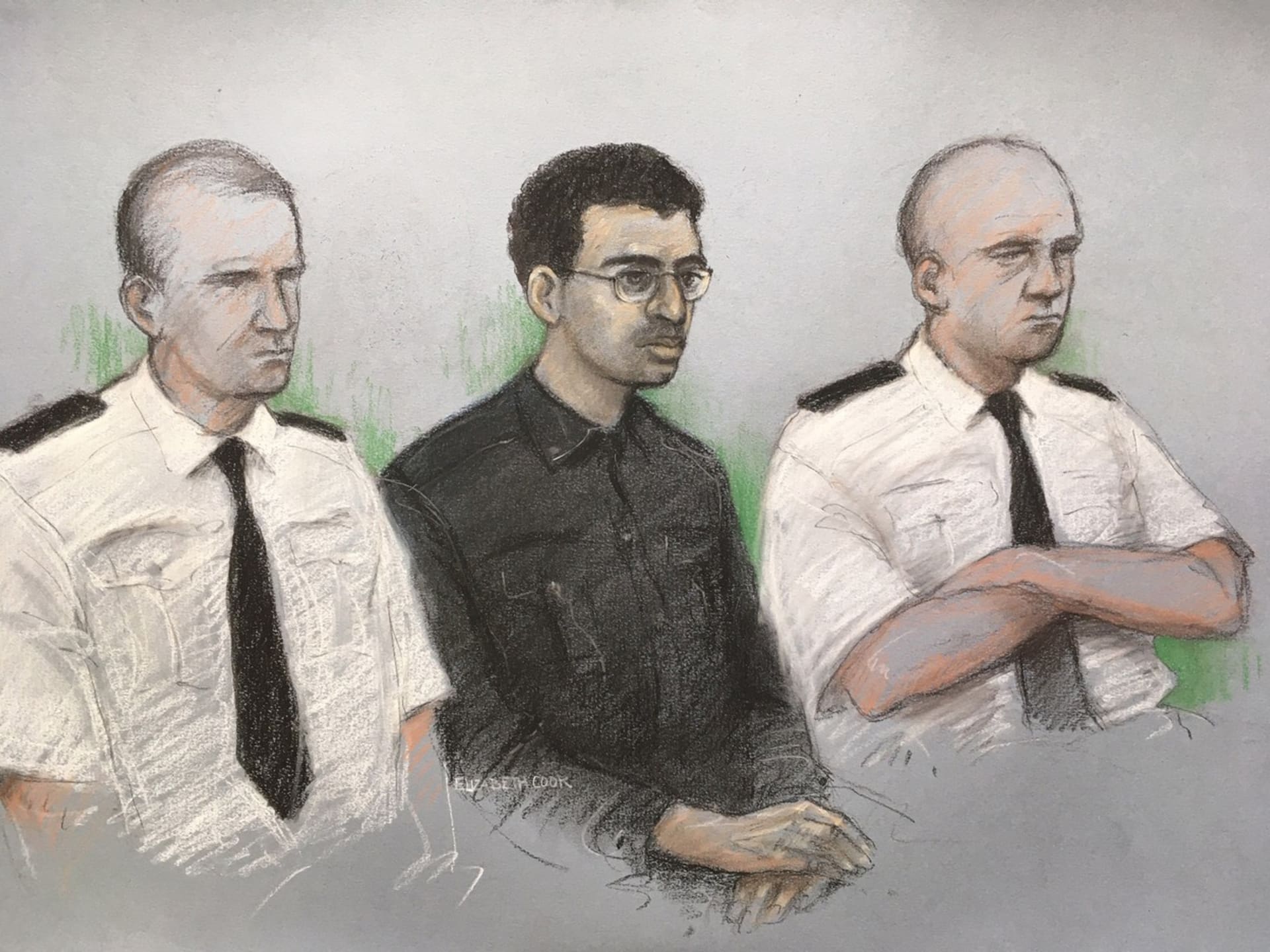 Skica ze soudního jednání v Londýně, autorka Elizabeth Cooková ztvárnila Hashema Abediho, bratra sebevražedného atentátníka, mezi dvěma policisty.