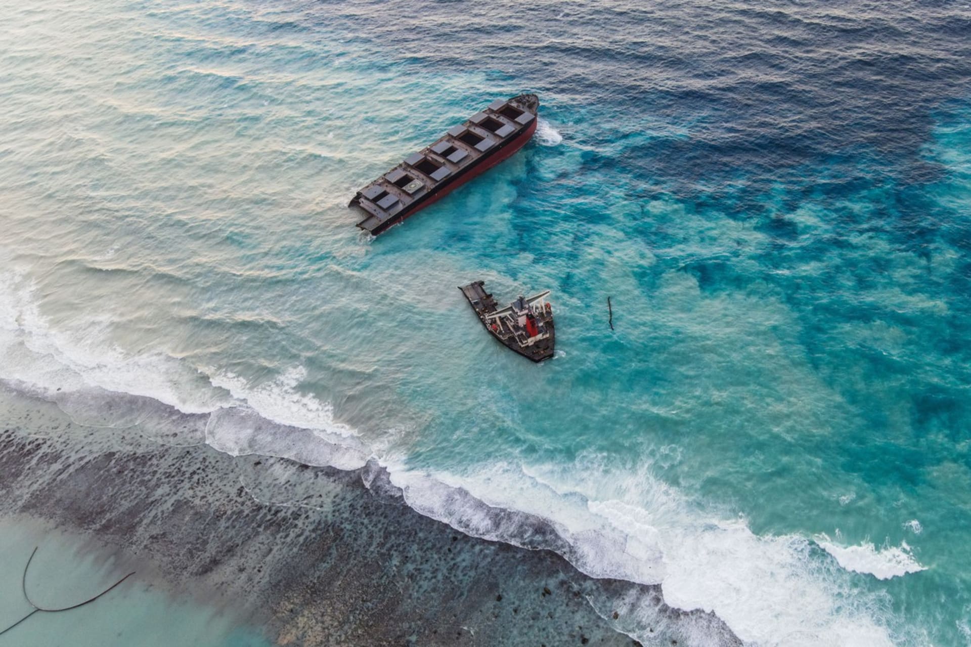 Ztroskotaná loď u Mauricia se rozlomila na dvě části