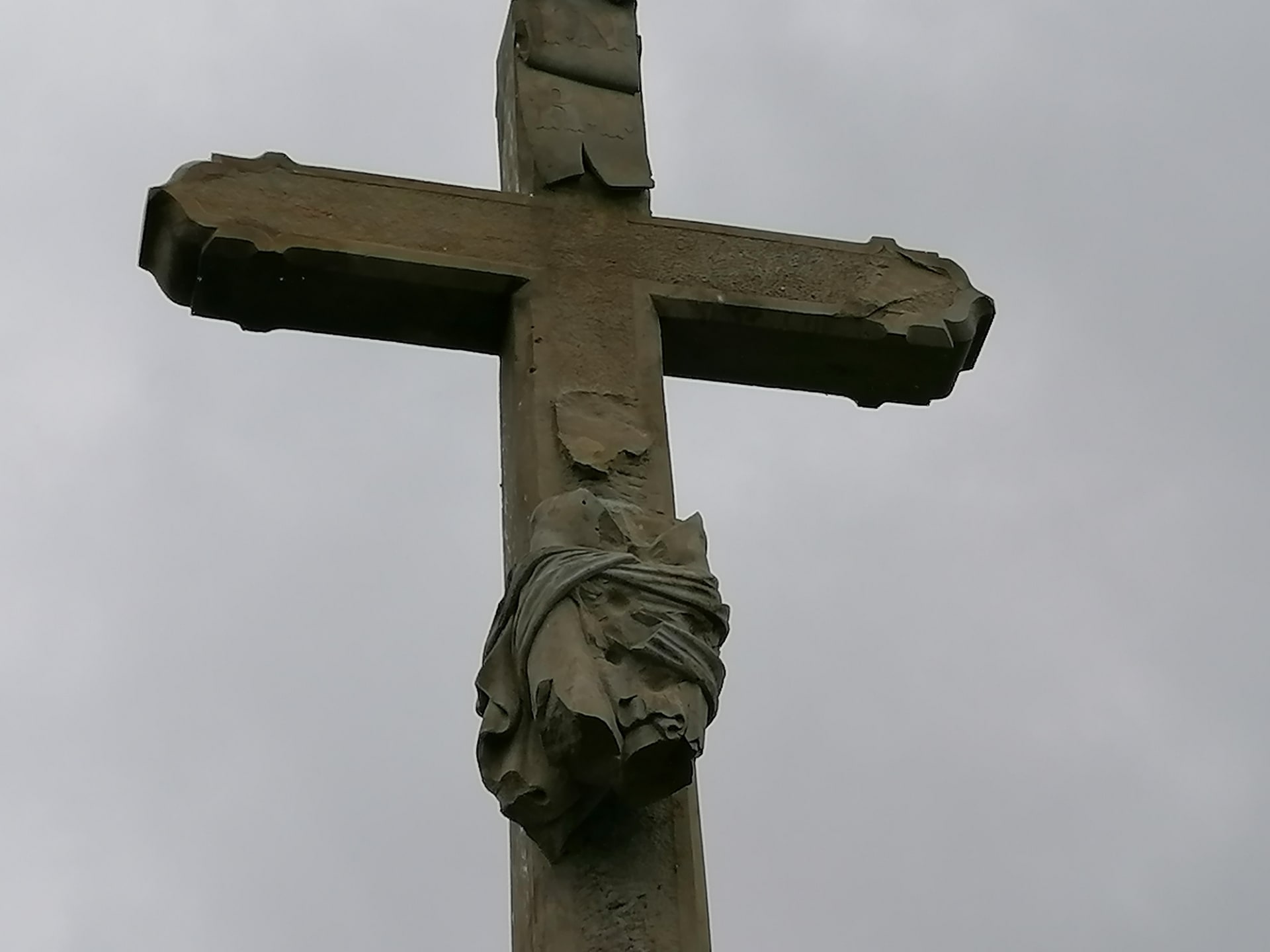 Armádou rozstřílený Jahnův kříž na Libavé, obnovený okrašlovacím spolkem