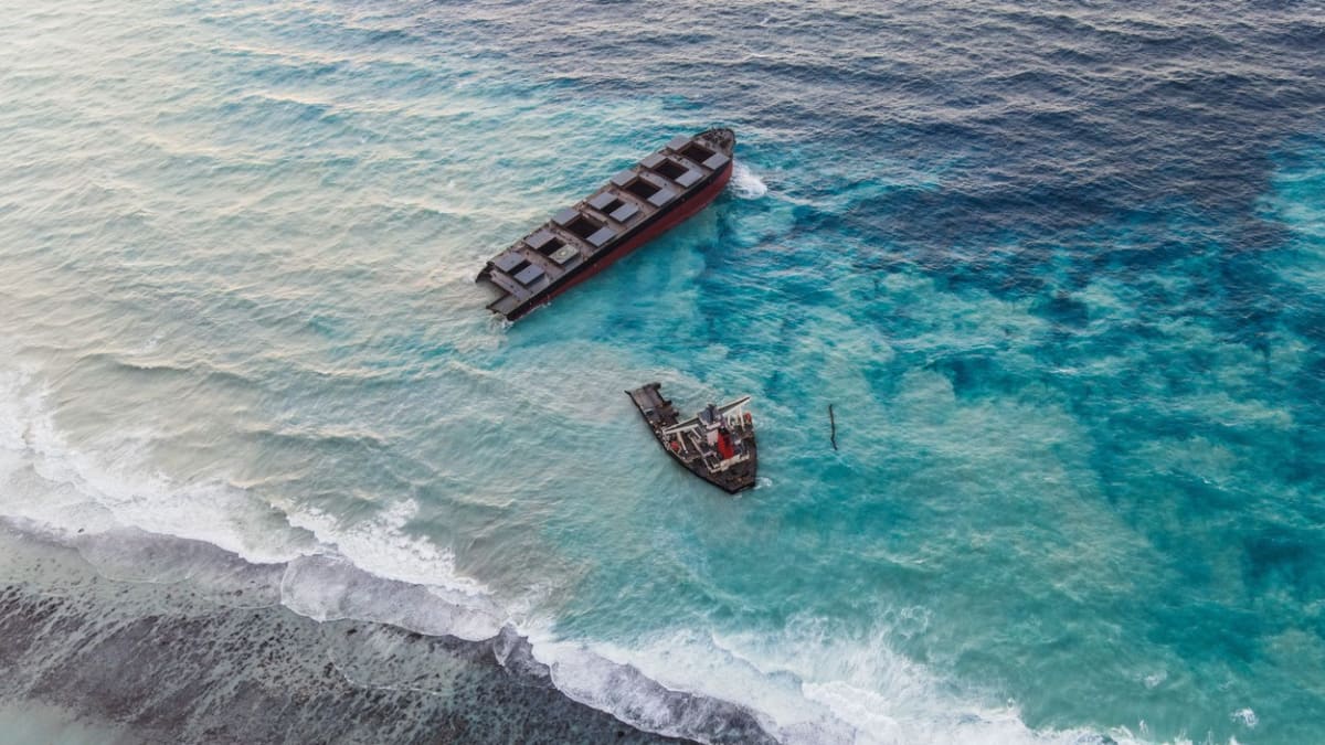 Ztroskotaná loď u Mauricia se rozlomila na dvě části
