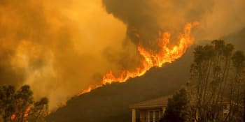Ničivé požáry pustoší Kalifornii. Lidé jsou bez proudu, při hašení zemřel pilot