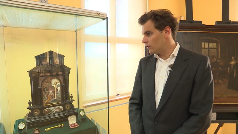 William Rudolf Lobkowicz ukazuje výjimečný cestovní oltář, který daroval císař Rudolf II.