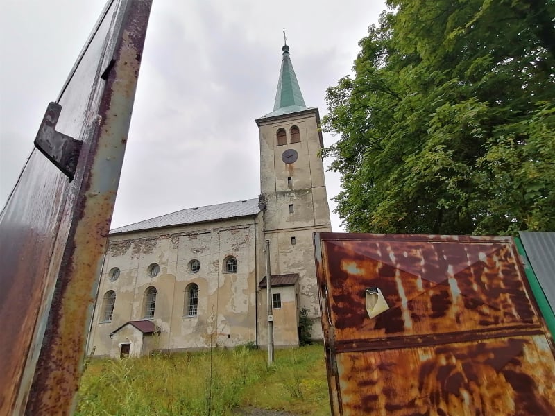 Město Libavá, zdevastovaný farní kostel za armádním plotem