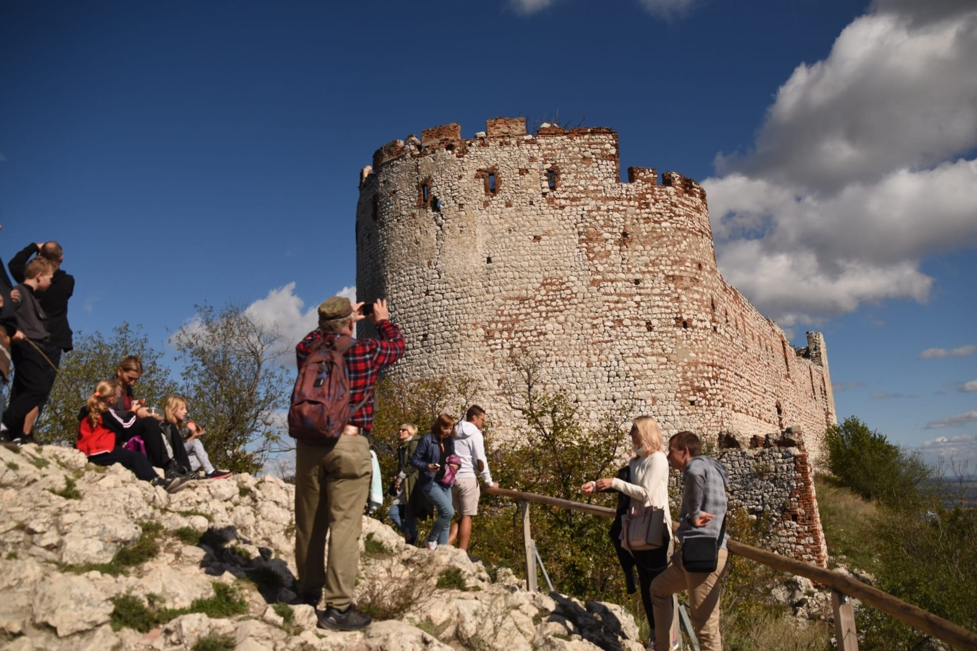 Turisté na Děvičkách využívají hrad jako odpočinkové místo