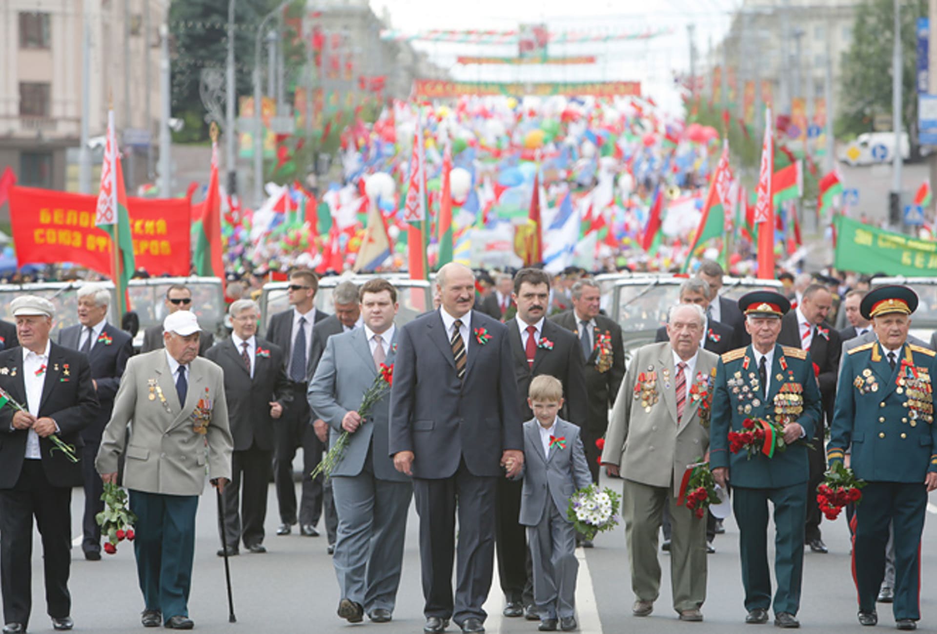 Alexandr Lukašenko se synem Nikolajem v čele průvodu běloruských veteránů