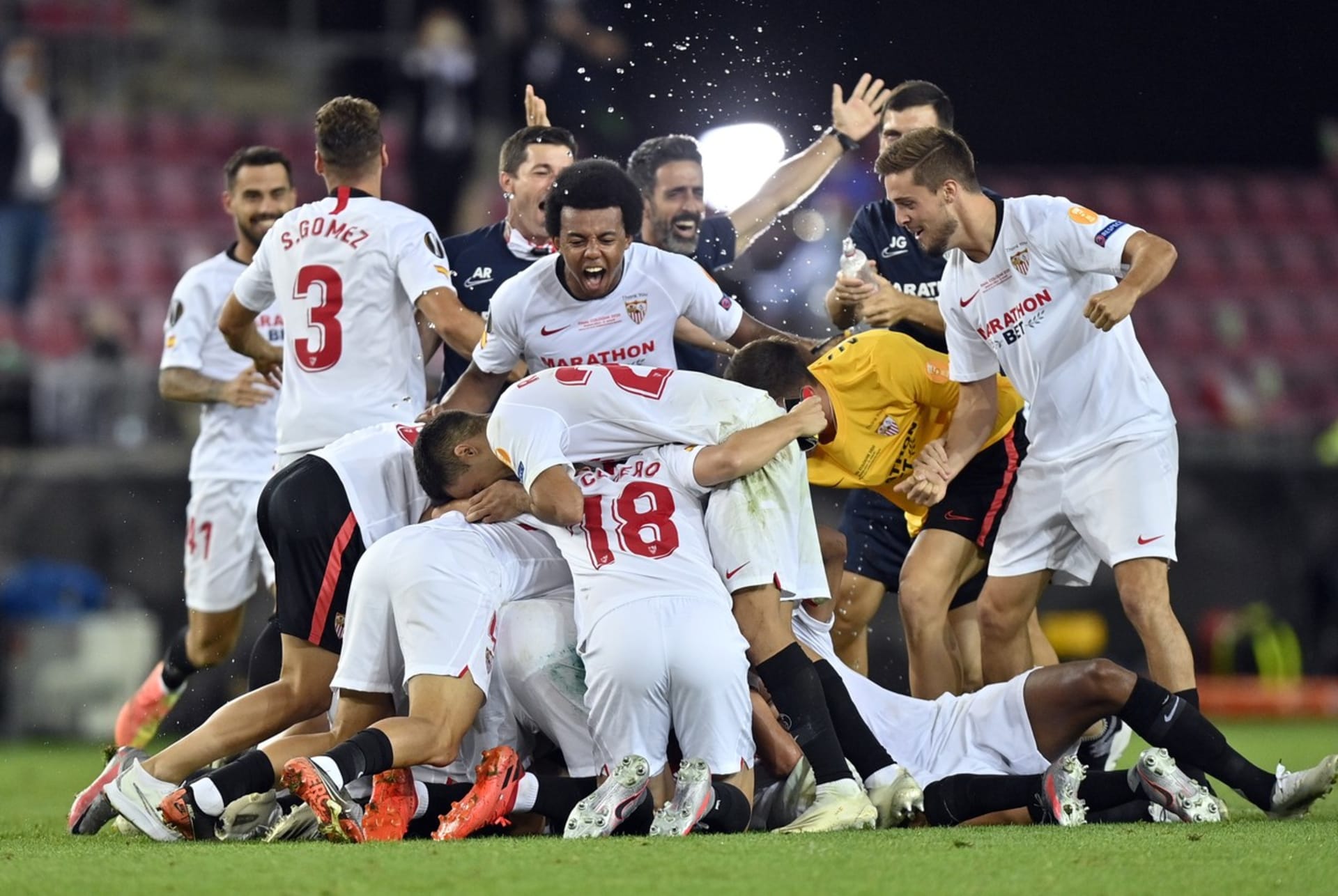 Fotbalisté Sevilly se radují poté, co porazili Inter Milán ve finále Evropské ligy v Kolíně nad Rýnem. 
