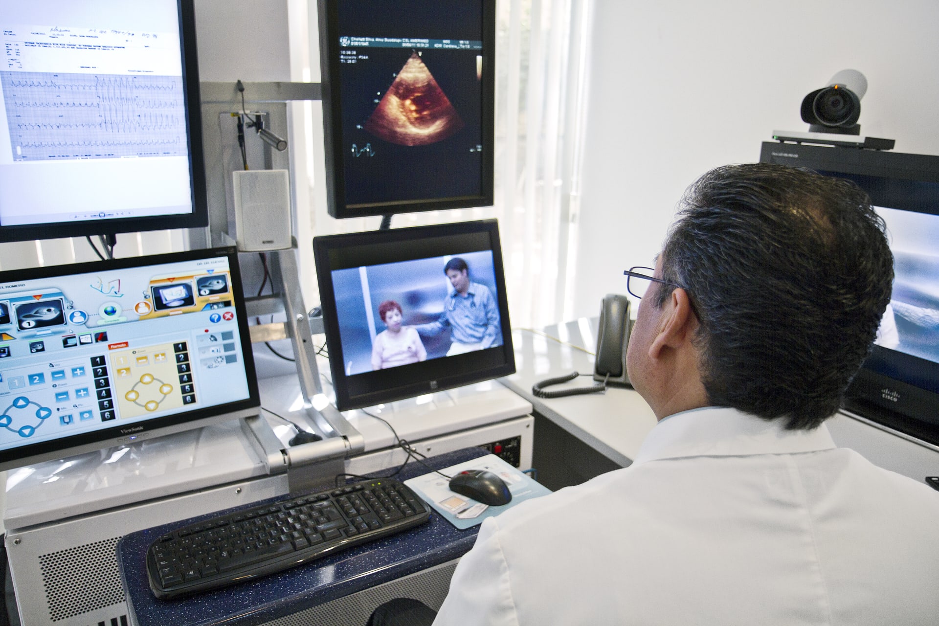 Lékař poskytuje konzultaci nejen telefonicky, ale může využít i obrazového spojení s pacientem přes počítač. (iluastrační foto: Wikimedia)