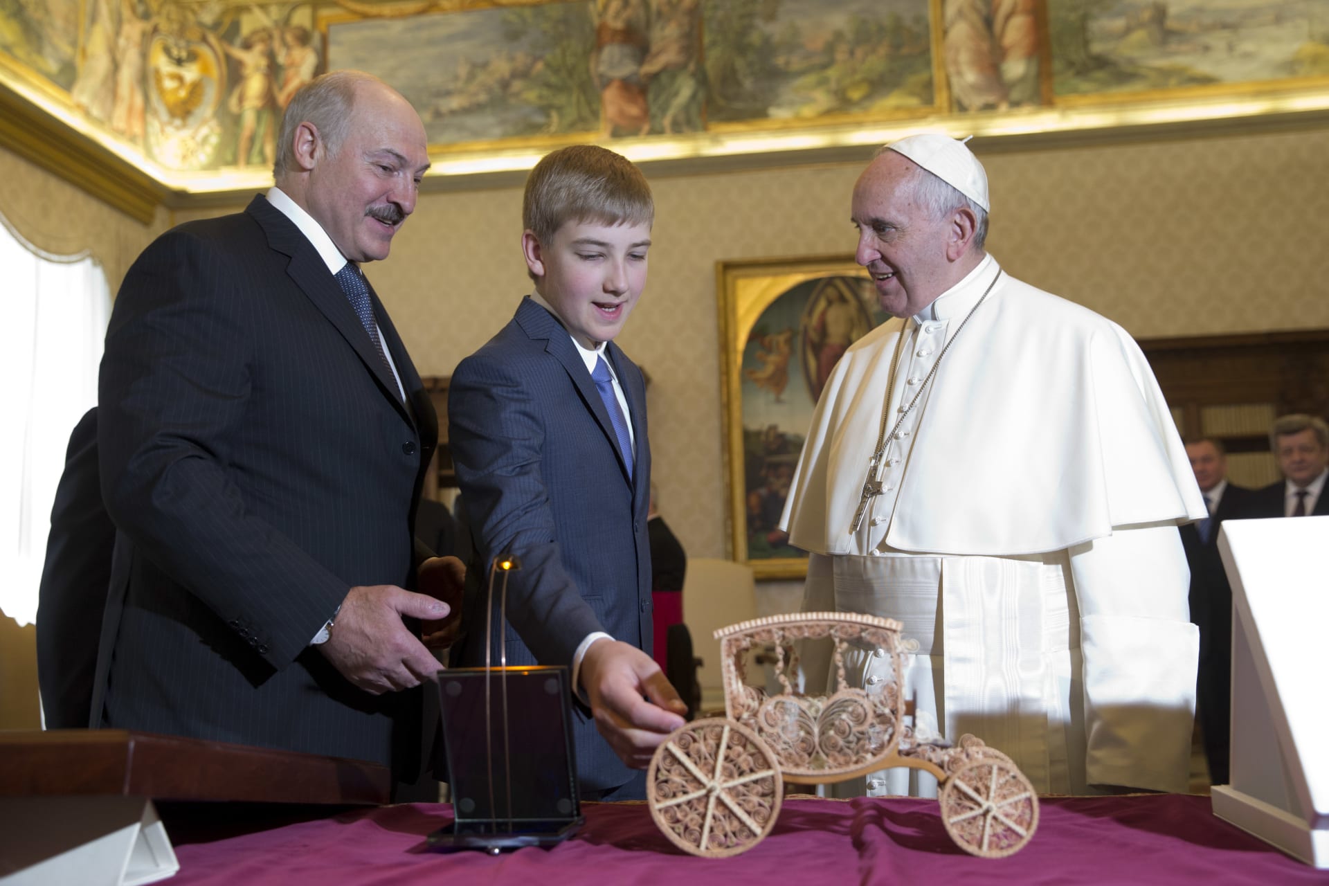 Alexandr Lukašenko se synem Nikolajem při setkání s papežem Františkem