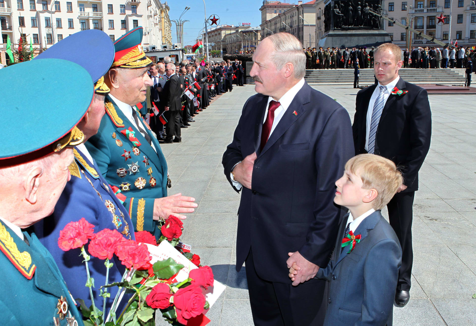 Alexandr Lukašenko se synem Nikolajem při setkání s veterány