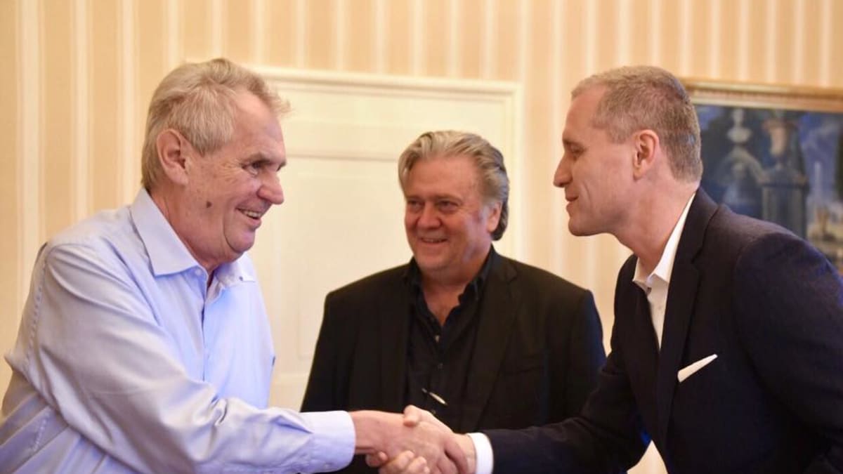 Český prezident Miloš Zeman, Steve Bannon, bývalý poradce amerického prezidenta Donalda Trumpa, a poslanec německého Spolkového sněmu za Alternativu pro Německo Petr Bystroň (zleva).