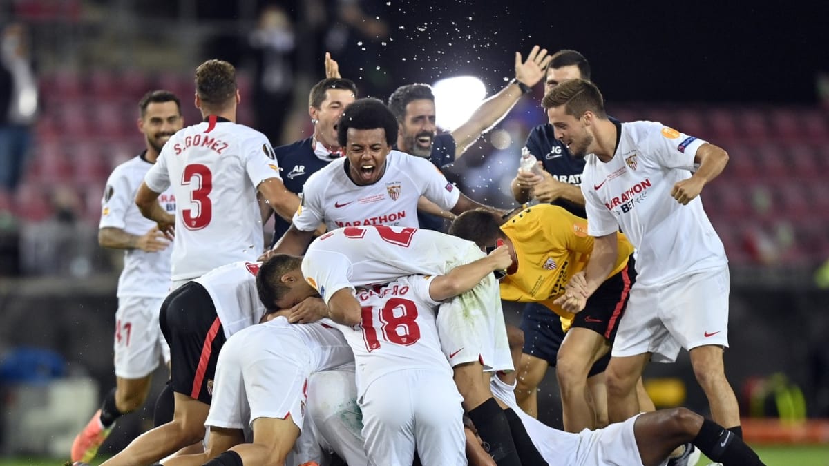 Fotbalisté Sevilly se radují poté, co porazili Inter Milán ve finále Evropské ligy v Kolíně nad Rýnem. 