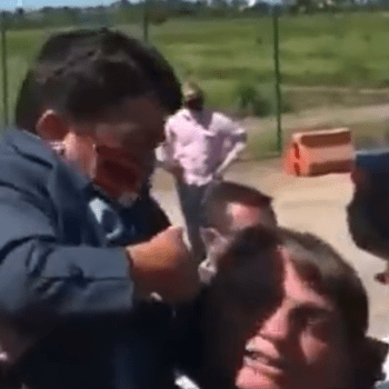 Brazilský prezident Jair Bolsonaro zdvihující trpaslíka
