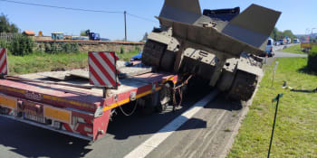 Po srážce osobního a nákladního auta zablokoval silnici na Kutnohorsku tank