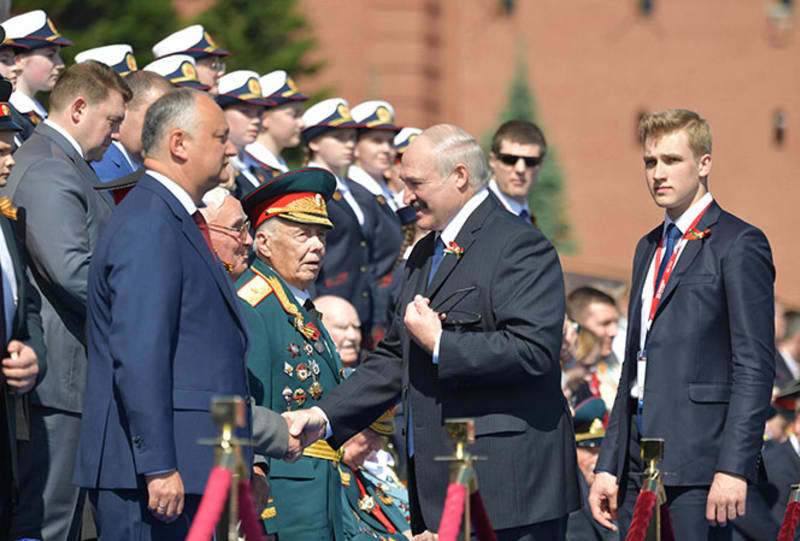 Alexandr Lukašenko a jeho syn Nikolaj při přehlídce na moskevském Rudém náměstí.