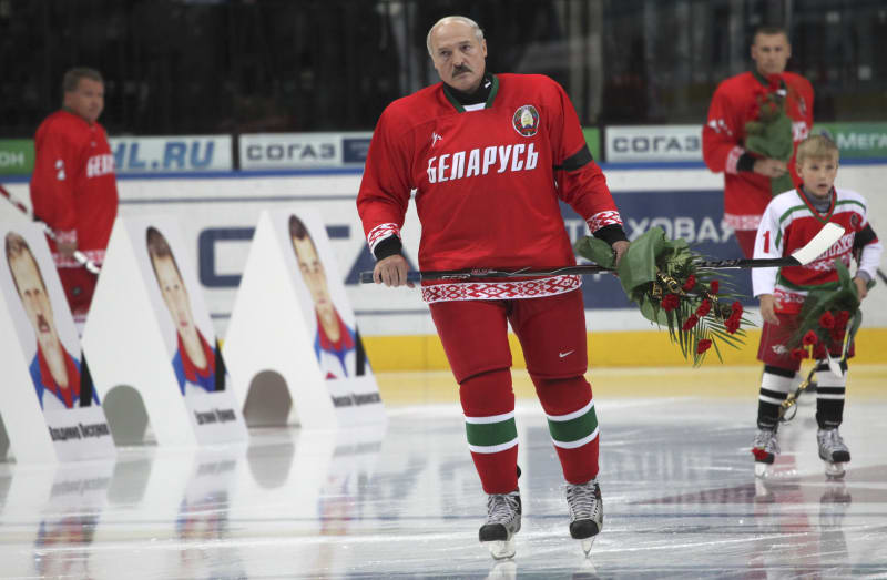 Alexandr Lukašenko při hraní hokeje se synem Nikolajem