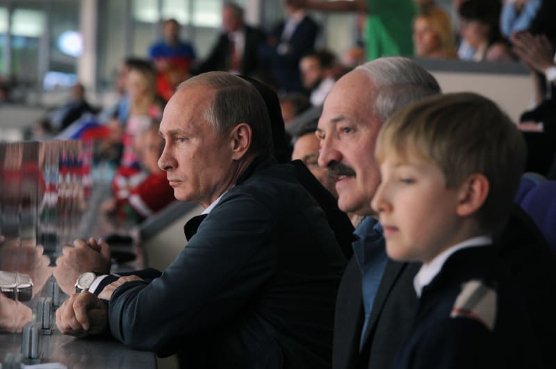 Alexandr Lukašenko se synem Nikolajem a Vladimirem Putinem