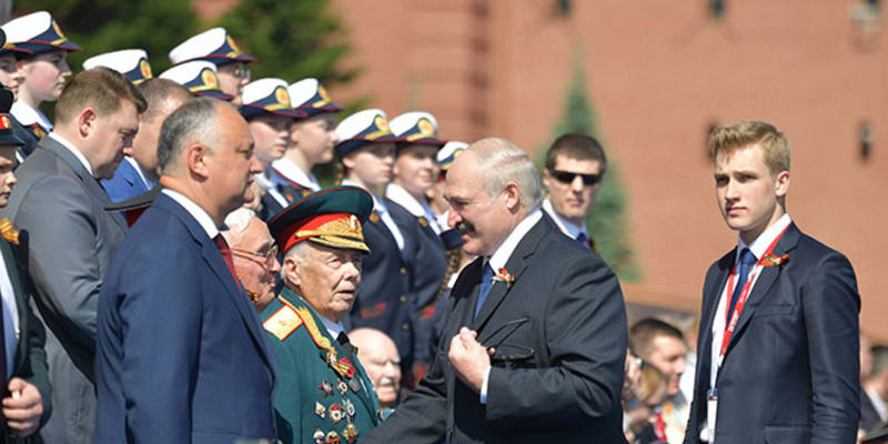 Alexandr Lukašenko a jeho syn Nikolaj při přehlídce na moskevském Rudém náměstí.