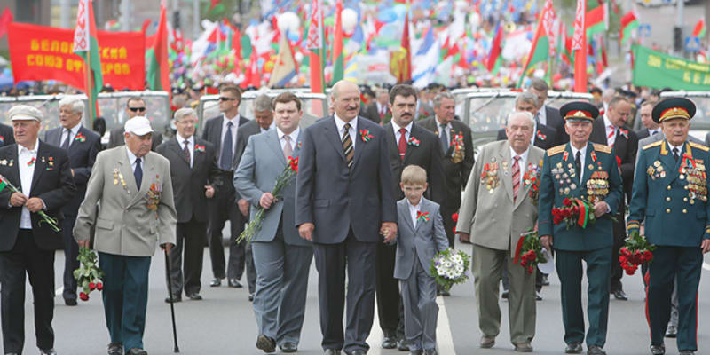 Alexandr Lukašenko se synem Nikolajem v čele průvodu běloruských veteránů