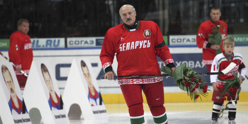 Alexandr Lukašenko při hraní hokeje se synem Nikolajem