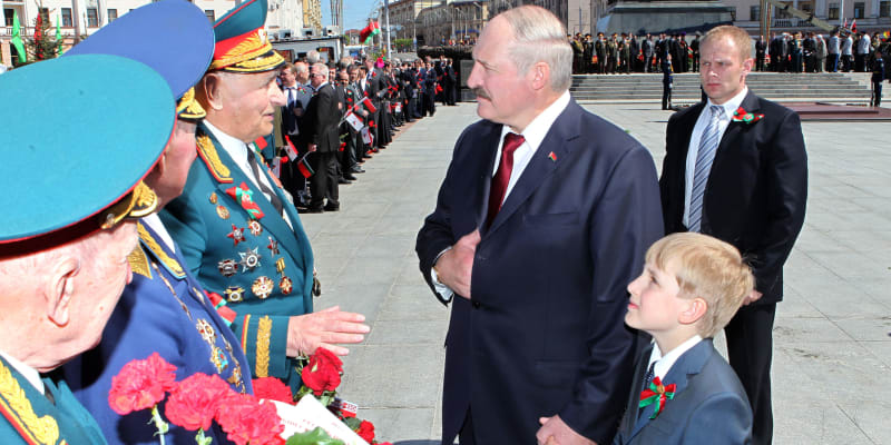 Alexandr Lukašenko se synem Nikolajem při setkání s veterány