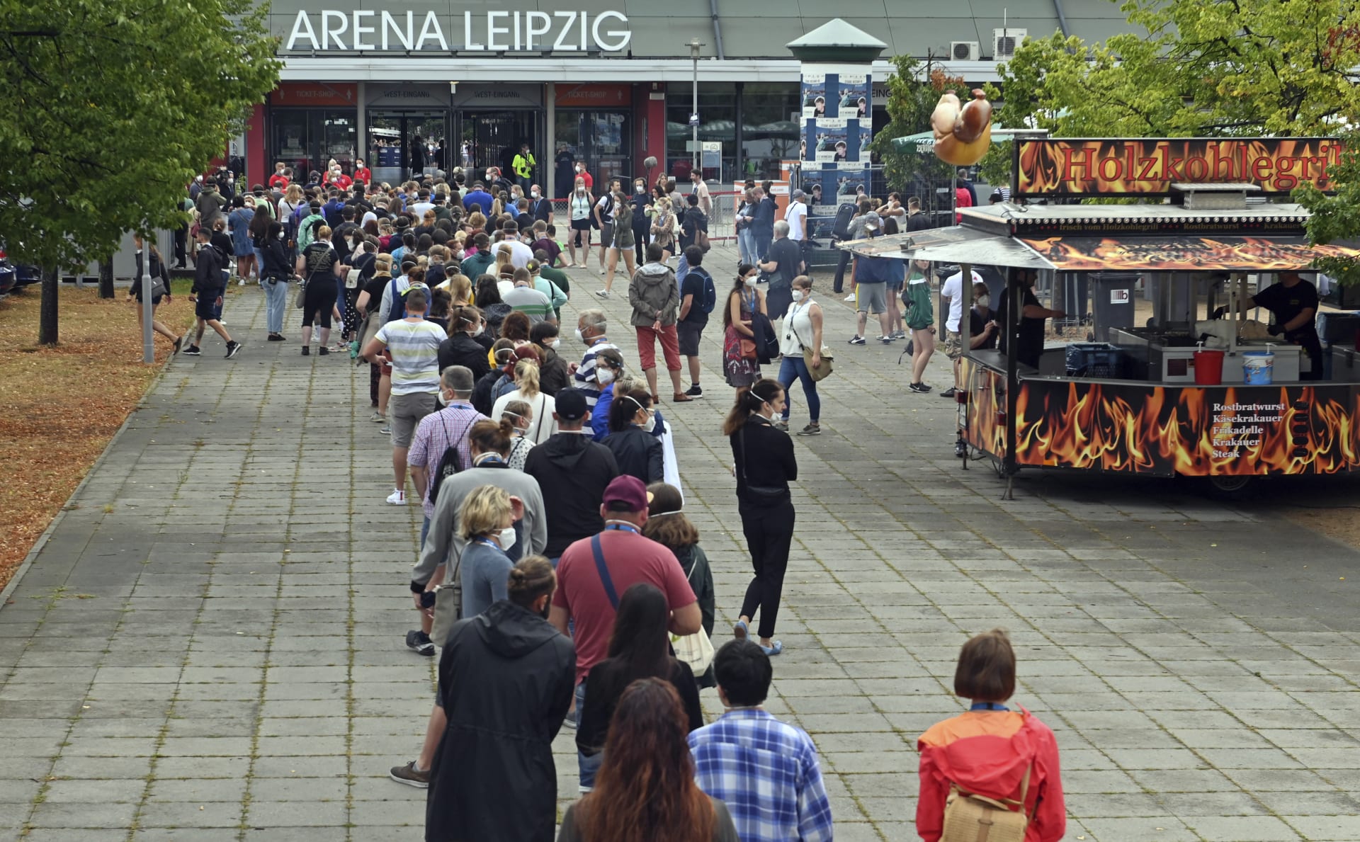 Dobrovolní účastníci experimentu stojí frontu na koncert v Lipsku, který se konal v rámci projektu Restart-19. (Foto: AP)