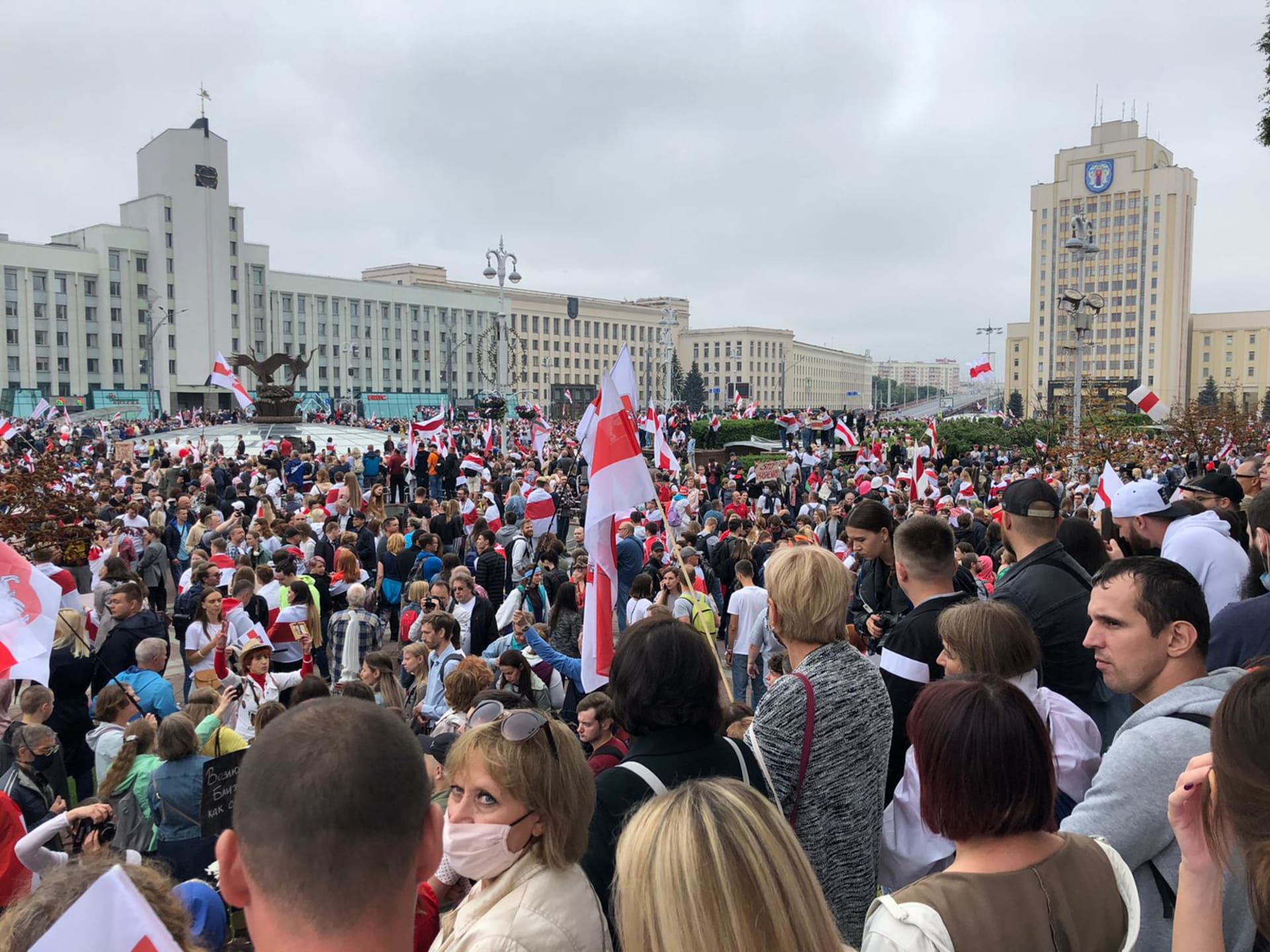 Do ulic v Minsku vyšly desítky tisíc lidí