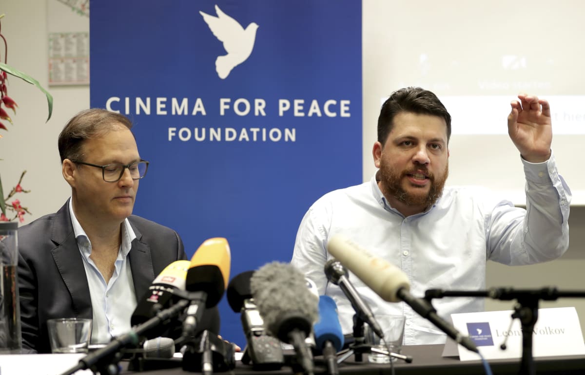 Jakar Bizilj, vlevo, zakladatel nadace 'Cinema For Peace' a Navalného kolega Leonid Volkov, vpravo, oslovují média během tiskové konference v Berlíně.